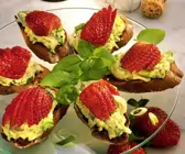 Avocado und Erdbeeren auf Röstbrot