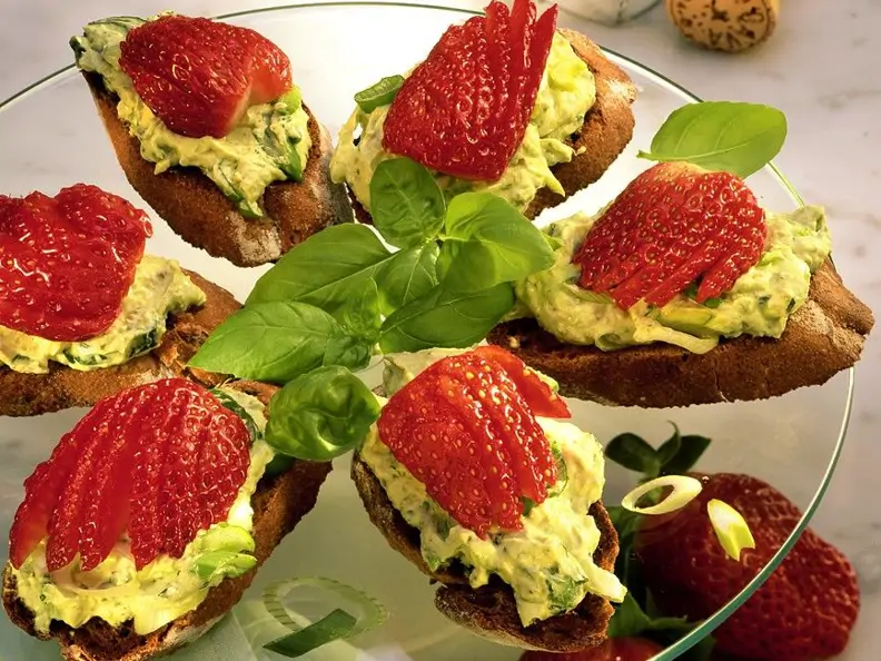 Avocado und Erdbeeren auf Röstbrot