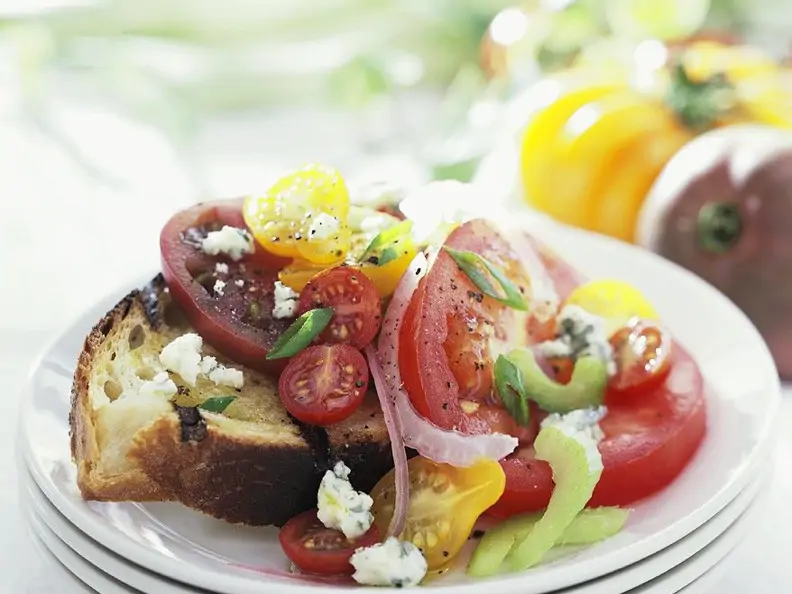 Röstbrot mit Tomatensalat