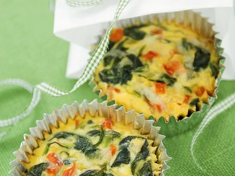 Mini-Spinatquiches mit Tomaten