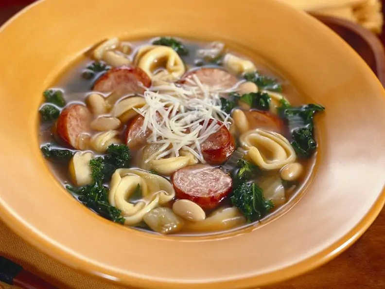Bohnensuppe mit Wurst und Tortellini