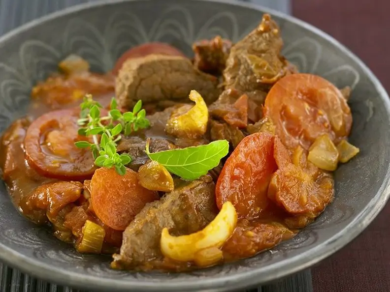 Rindergulasch mit Tomaten