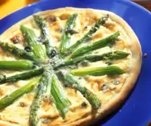 Pizza mit Spargel und Käse