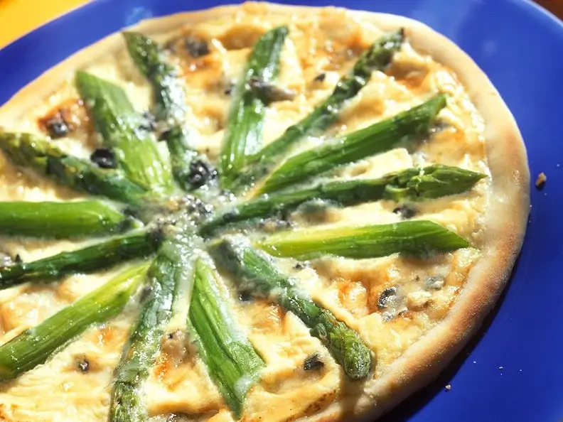Pizza mit Spargel und Käse