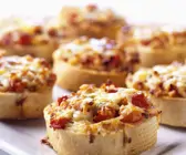 Tomaten-Käse-Crostini