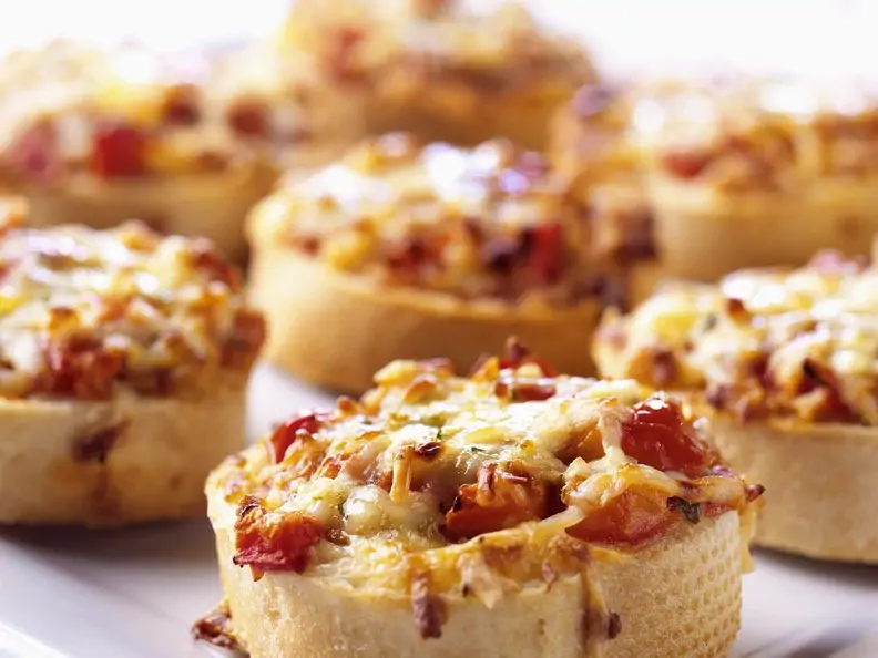 Tomaten-Käse-Crostini