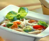 Einfache Minestrone mit Bohnen und Suppengrün