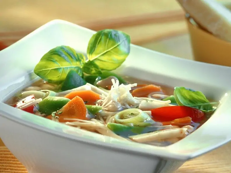 Einfache Minestrone mit Bohnen und Suppengrün