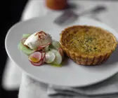 Pikantes Törtchen mit Gurkensalat