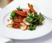 Salat mit Hummer und Gemüsechips