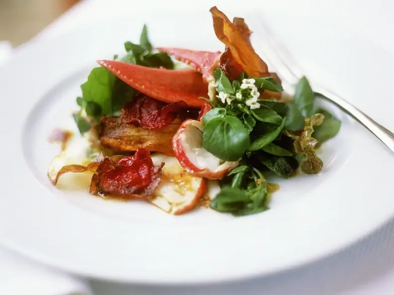 Salat mit Hummer und Gemüsechips