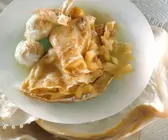 Mit Äpfeln gefüllte Pfannkuchen