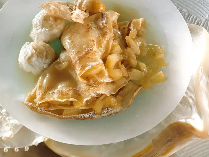 Mit Äpfeln gefüllte Pfannkuchen