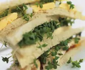 Hähnchen-Sandwich mit Ei