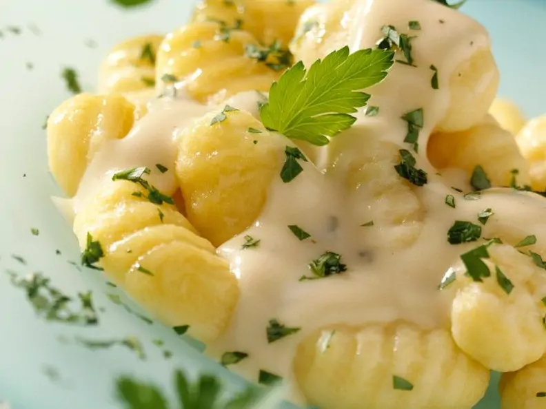 Kartoffelgnocchi mit Käsesauce