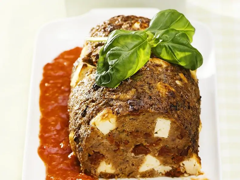 Mediterraner Hackbraten mit Tomatensauce