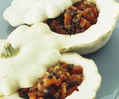 Gefüllter Kürbis mit Tomaten Oliven und Kapern