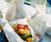 Lamm mit Gemüse in Papier gegart