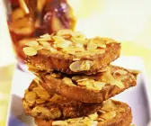 Arme Ritter mit Zwieback und Zwetschgenkompott