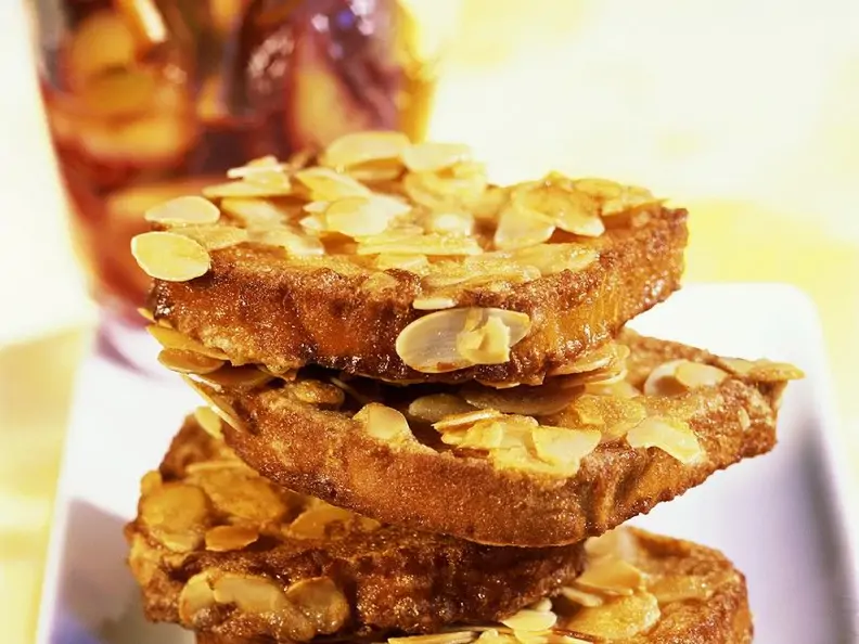 Arme Ritter mit Zwieback und Zwetschgenkompott