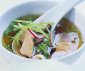 Asiatische Gemüsesuppe mit Hähnchen