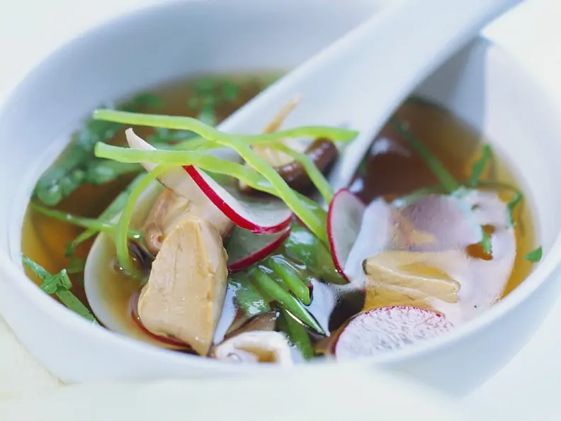 Asiatische Gemüsesuppe mit Hähnchen