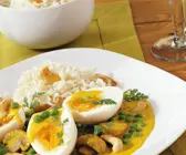 Eier mit Currysauce