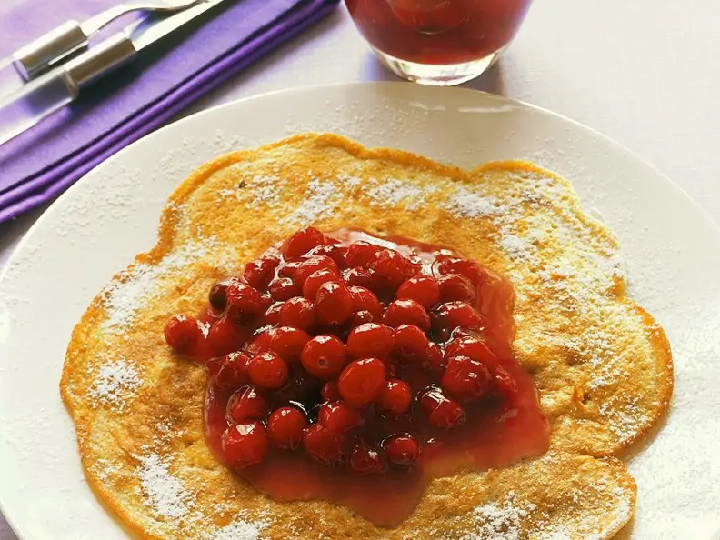 Nusspfannkuchen mit Cranberriekompott