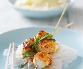 Gedämpfte Fischspieße mit Würzöl