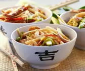 Fleisch mit Garnelen und Gemüse aus dem Wok