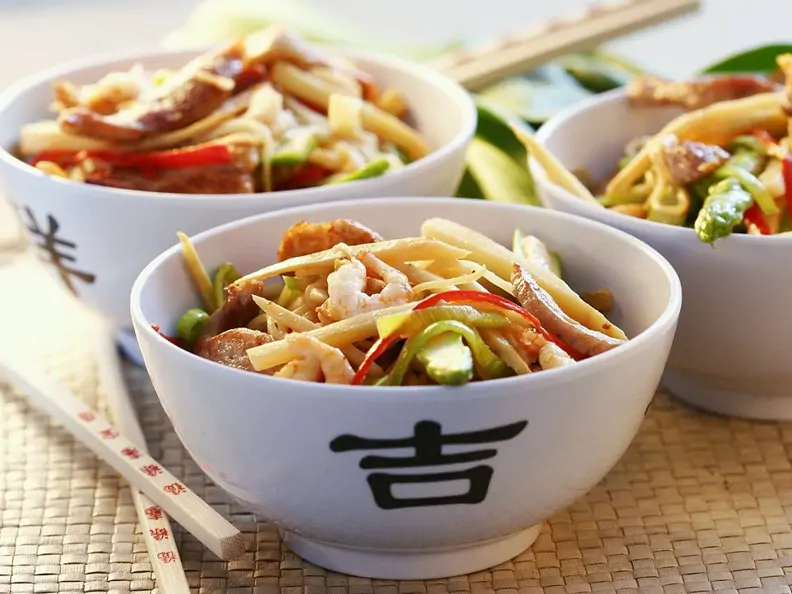 Fleisch mit Garnelen und Gemüse aus dem Wok