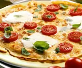 Pfannkuchen-Pizza mit Tomaten und Mozzarella