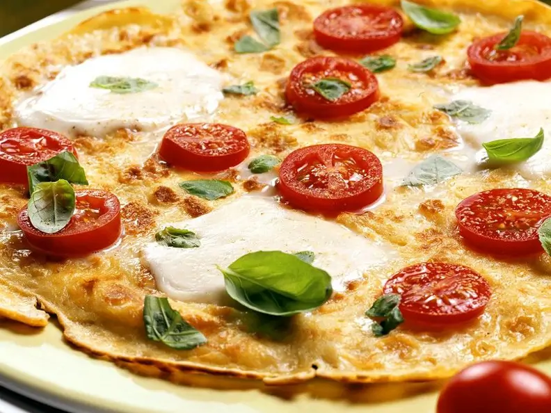 Pfannkuchen-Pizza mit Tomaten und Mozzarella