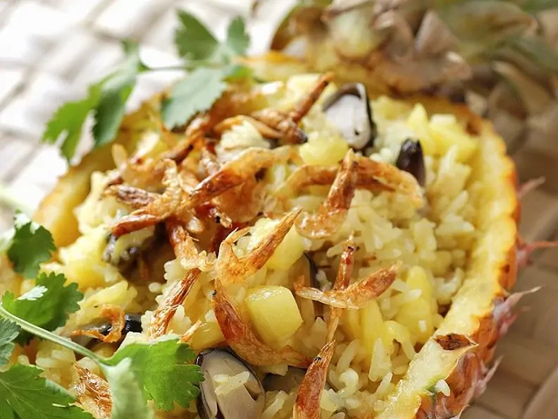 Meeresfrüchte-Reis mit Ananas
