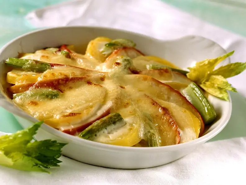 Kartoffelgratin mit Sellerie und Apfel