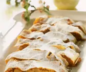 Apfelstrudel mit Sahne