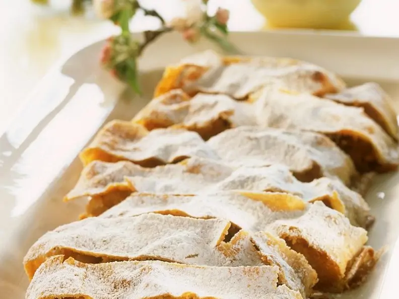 Apfelstrudel mit Sahne