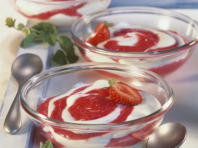 Erdbeerdessert mit saurer Sahne