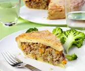 Pie mit Lammhackfleisch gefüllt