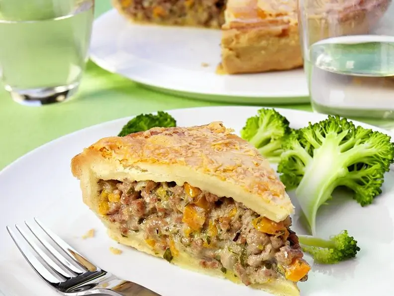 Pie mit Lammhackfleisch gefüllt