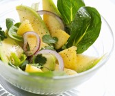 Fruchtiger Feldsalat mit Avocado