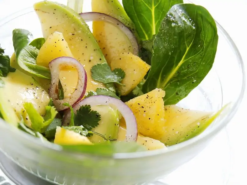 Fruchtiger Feldsalat mit Avocado