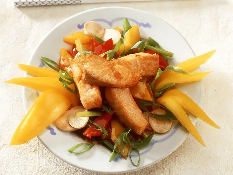 Gebratener Fisch mit Gemüse