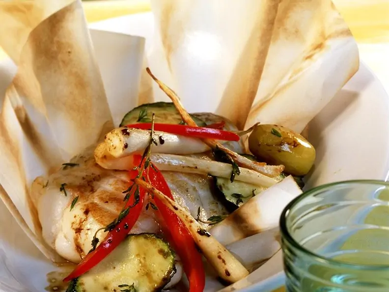 Seeteufel mit Gemüse en papillote gegrillt