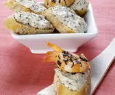 Baguette mit schwarzer Teecreme und King Prawns