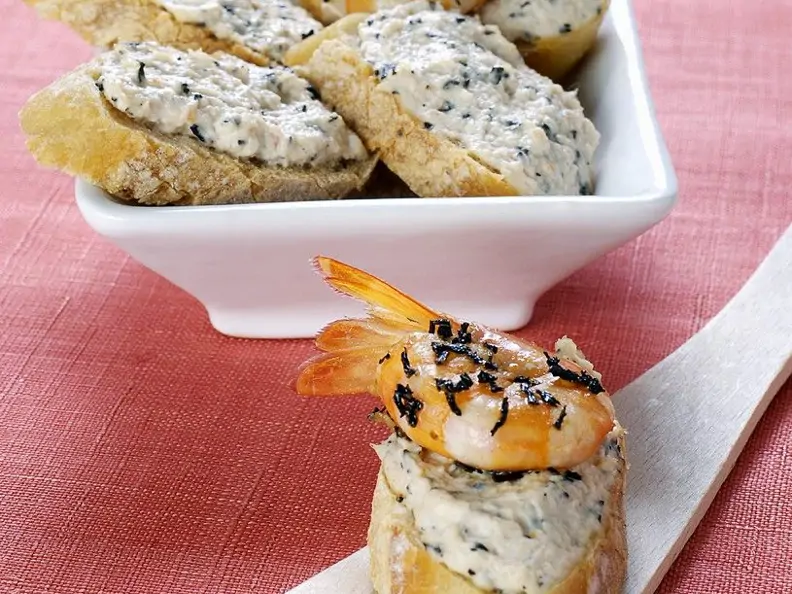 Baguette mit schwarzer Teecreme und King Prawns