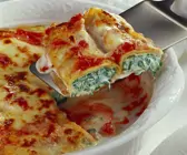 Überbackene, gefüllte Pfannkuchenröllchen