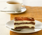 Schokoladenbiskuit mit Cremefüllung