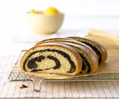Heferolle mit Mohnfüllung