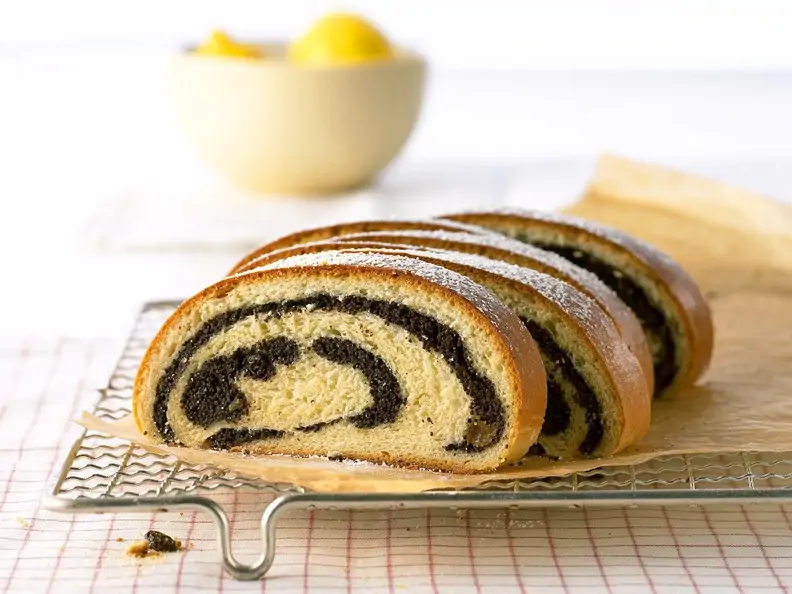 Heferolle mit Mohnfüllung
